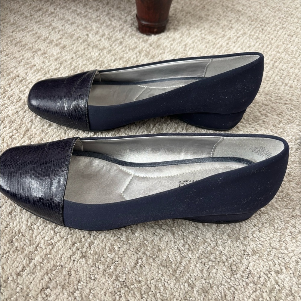 Bandolino B-Flexible Navy Women's pumps; 
1-inch heel. size 9